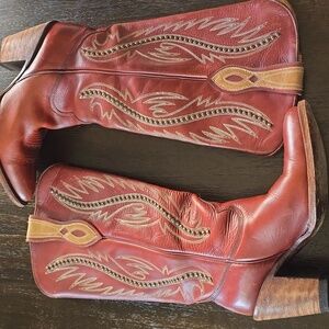 Idyllwind Women's Embroidered Stud Cowboy Boot Round Toe Size: 7.5B Brown/Cognac